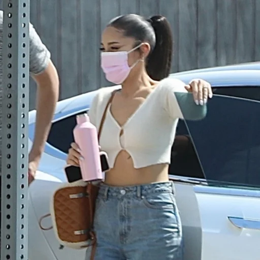 Ariana Grande 🧁 ; @HyalineWings - 