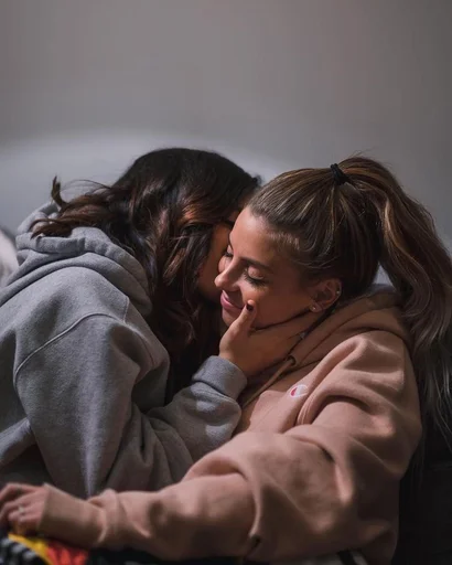 Человек человеческое лицо целовать