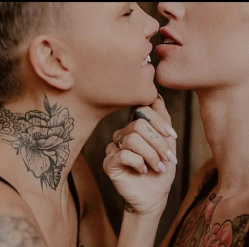 целовать Человек татуировка