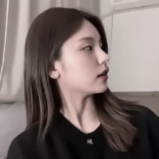 Sticker ✹ ?! 𝘮𝘰𝘰𝘥 :; 🎶 yeji by @solariwx - 4