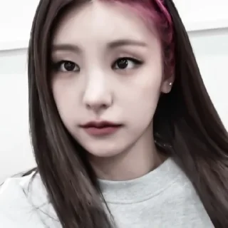 Sticker ✹ ?! 𝘮𝘰𝘰𝘥 :; 🎶 yeji by @solariwx - 9