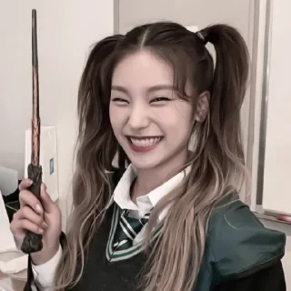 Sticker ✹ ?! 𝘮𝘰𝘰𝘥 :; 🎶 yeji by @solariwx - 10