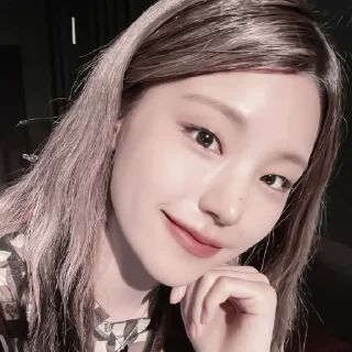 Sticker ✹ ?! 𝘮𝘰𝘰𝘥 :; 🎶 yeji by @solariwx - 6