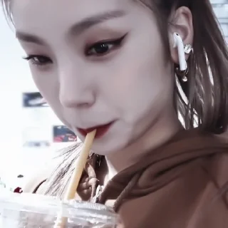 Sticker ✹ ?! 𝘮𝘰𝘰𝘥 :; 🎶 yeji by @solariwx - 11