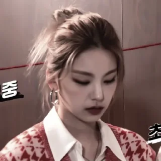 Sticker ✹ ?! 𝘮𝘰𝘰𝘥 :; 🎶 yeji by @solariwx - 5