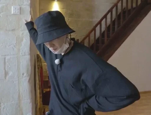 Человек стена одежда