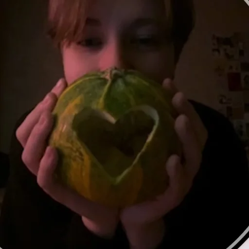 Человек фрукт яблоко